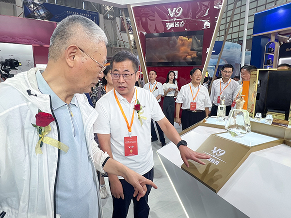 2024年8月8日，江苏省原副省长吴瑞林在第十四届中国（南京）国际糖酒食品交易会上参观top1体育展馆